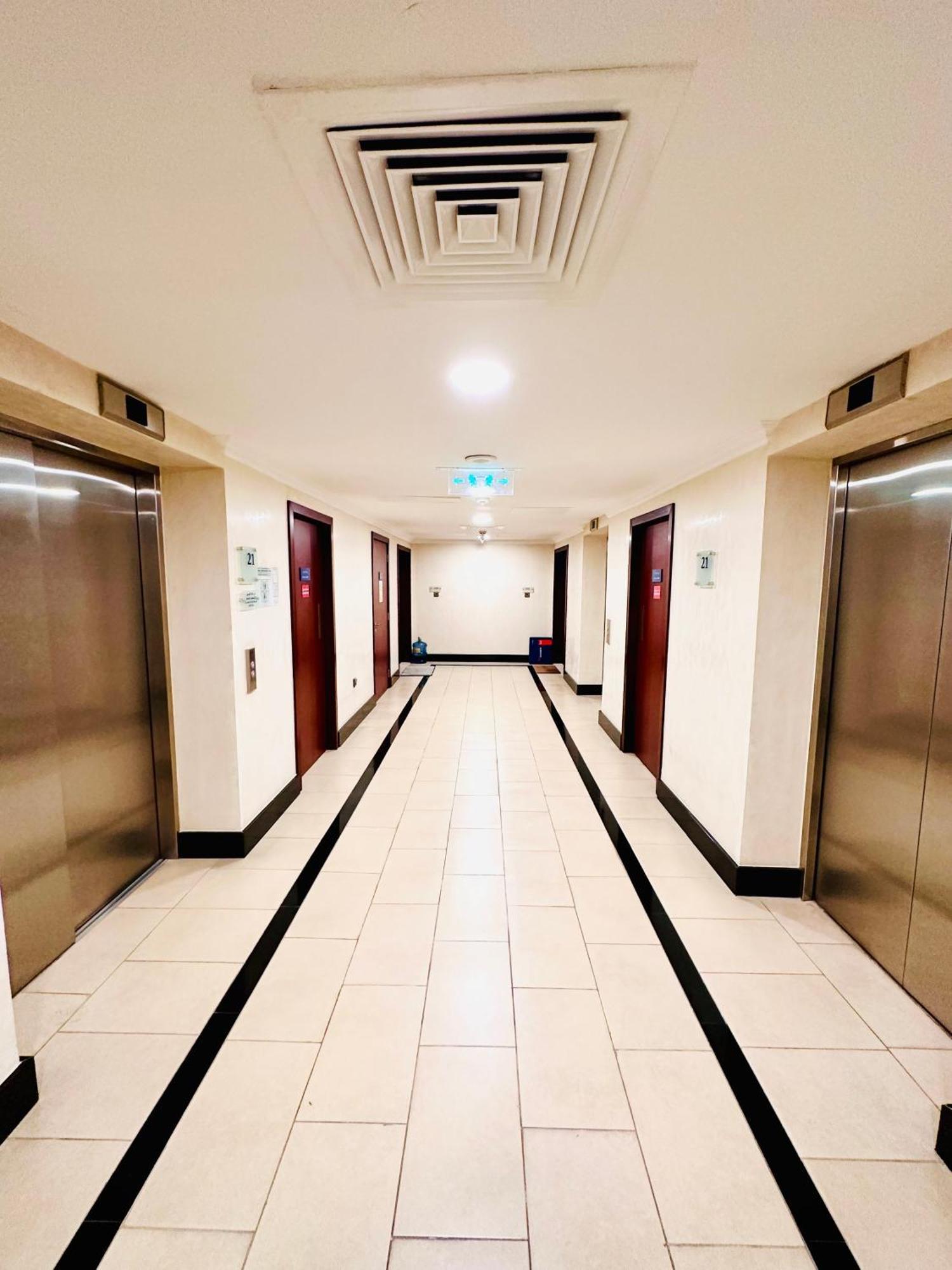The Aero Hostel Dubai Exterior foto